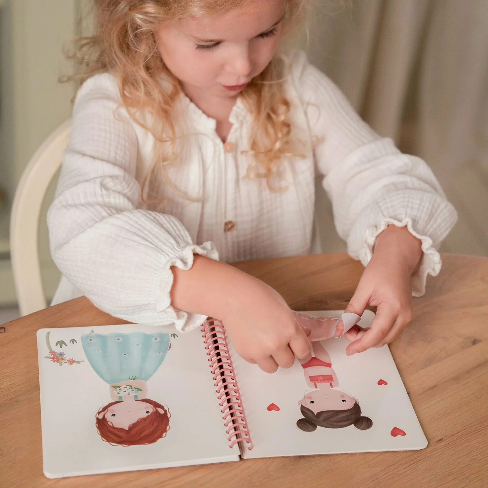 Little Dutch Rosa & Friends Dress Me Up Book - Image 2