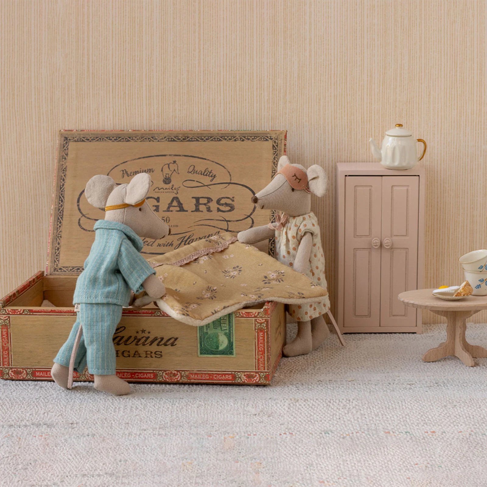 Maileg Mum & Dad Mice In Cigarbox - Image 4